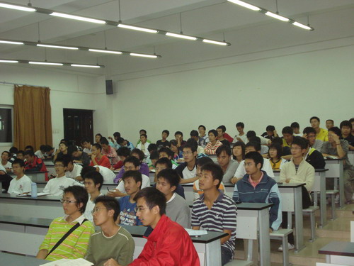 机械学院大一新生在听俄罗斯专享会294官网田瑞琪老师讲座